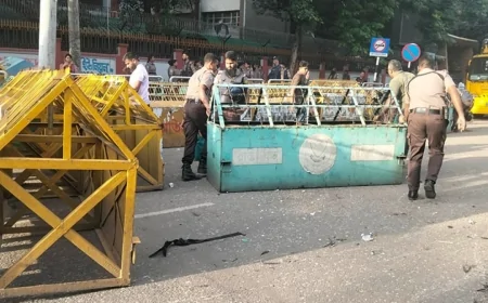 সড়ক ছাড়লেন শিক্ষার্থীরা, ব্যারিকেড সরিয়ে নিলো পুলিশ