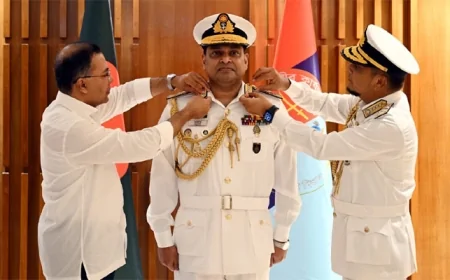 নবনিযুক্ত নৌপ্রধান মিসবাহ-উল-আজীমকে র‌্যাঙ্ক ব্যাজ পরালেন প্রধানমন্ত্রী