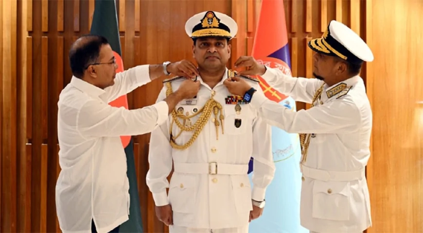 নবনিযুক্ত নৌপ্রধান মিসবাহ-উল-আজীমকে র‌্যাঙ্ক ব্যাজ পরালেন প্রধানমন্ত্রী