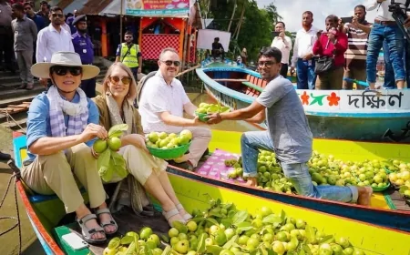 ভাসমান পেয়ারা হাট ঘুরে দেখলেন মার্কিন রাষ্ট্রদূত