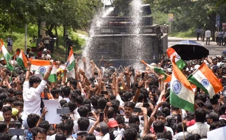 ফের শিক্ষার্থীদের বিক্ষোভে উত্তাল ভারত, পুলিশের লাঠিচার্জ-জলকামান