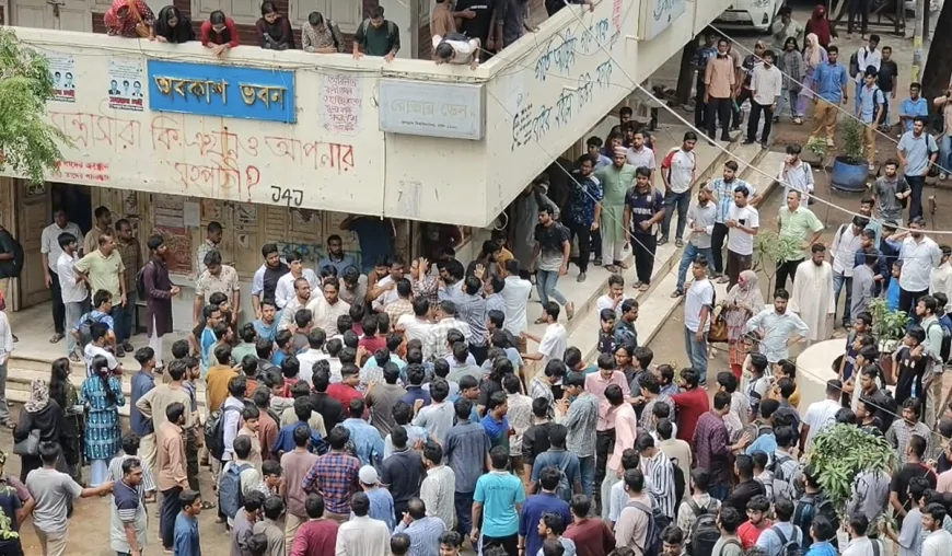 জগন্নাথ বিশ্ববিদ্যালয়ে ছাত্রদল-শিবির সংঘর্ষ, উত্তপ্ত ক্যাম্পাস