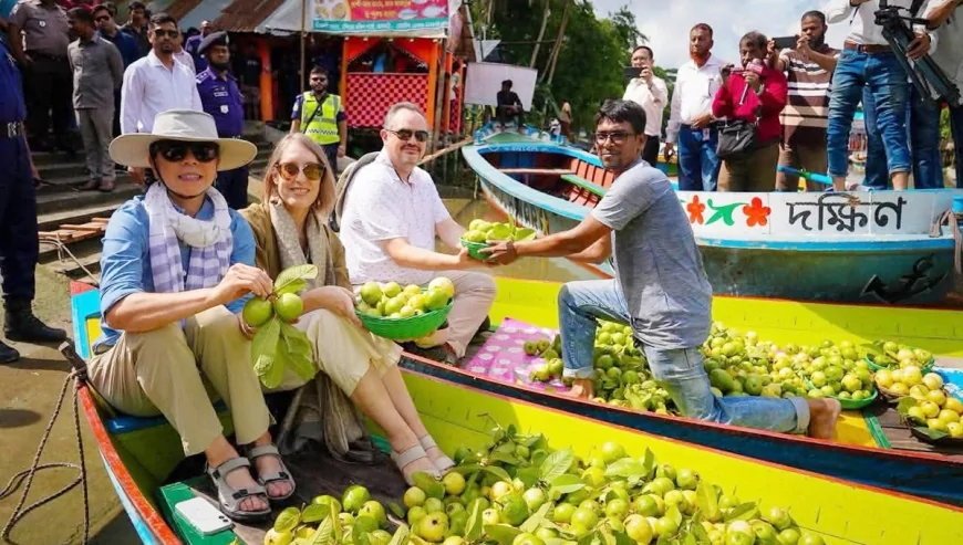 ভাসমান পেয়ারা হাট ঘুরে দেখলেন মার্কিন রাষ্ট্রদূত