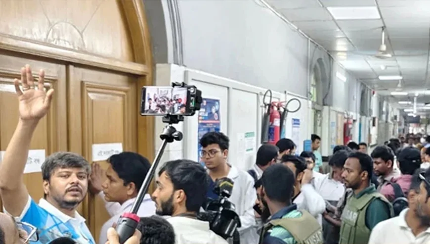 ঢামেকে পরিচালকের পদত্যাগ দাবিতে উত্তেজনা, পাল্টাপাল্টি অবস্থান