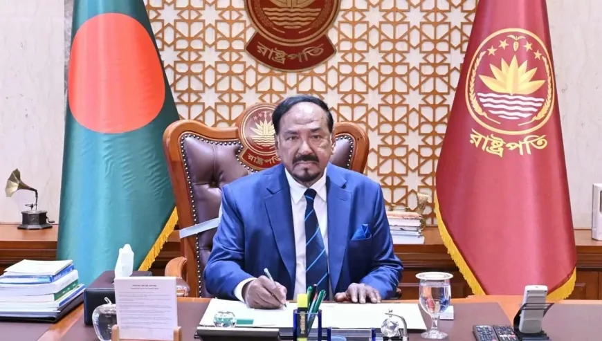 বঙ্গভবন থেকে বিদায় নিলেন অস্থায়ী রাষ্ট্রপতি হাফিজ উদ্দিন আহমদ