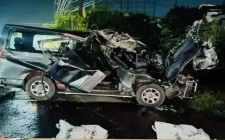 কর্ণফুলীতে কাভার্ডভ্যানের ধাক্কায় মাইক্রোবাস দুমড়েমুচড়ে, নিহত ৪