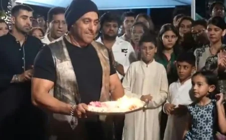 গণপতি বিসর্জনে খান পরিবার, আরতি করতে গিয়ে ভুল সালমানের
