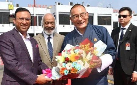 ঢাকায় যাত্রাবিরতি করলেন ভুটানের প্রধানমন্ত্রী