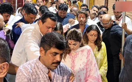 পরিবার নিয়ে লালবাগচা রাজার পূজামণ্ডপে শাহরুখ খান