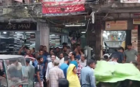 শ্রমিককে মারধরের প্রতিবাদে চট্টগ্রামের টেরিবাজারে কর্মবিরতি