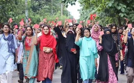 লাল কার্ড দেখিয়ে চুয়েটে শিক্ষার্থীদের বিক্ষোভ