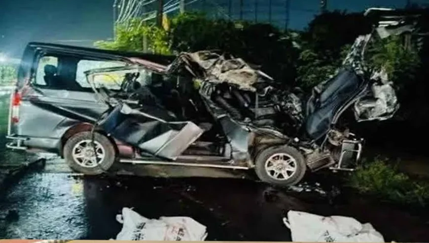 কর্ণফুলীতে কাভার্ডভ্যানের ধাক্কায় মাইক্রোবাস দুমড়েমুচড়ে, নিহত ৪