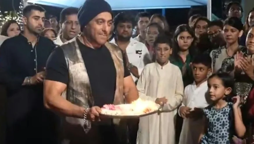 গণপতি বিসর্জনে খান পরিবার, আরতি করতে গিয়ে ভুল সালমানের