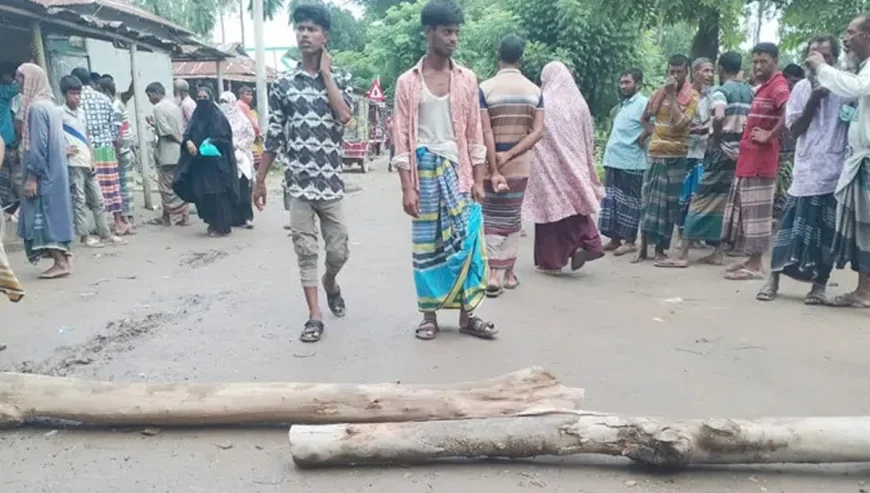 সারের দাবিতে সড়ক অবরোধ, গুদামে কৃষি কর্মকর্তাকে অবরুদ্ধ