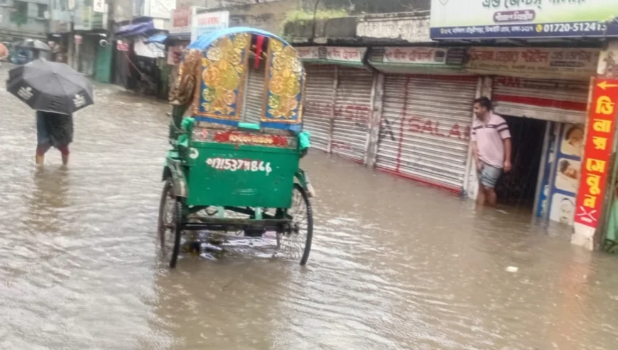 ভারি বর্ষণে রাজধানীর বিভিন্ন সড়ক-অলি-গলি পানিতে তলিয়ে গেছে
