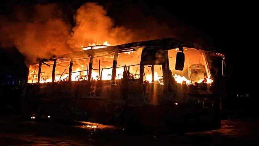 মধ্যরাতে দাঁড়িয়ে থাকা বাসে অগ্নিকাণ্ডের ঘটনা