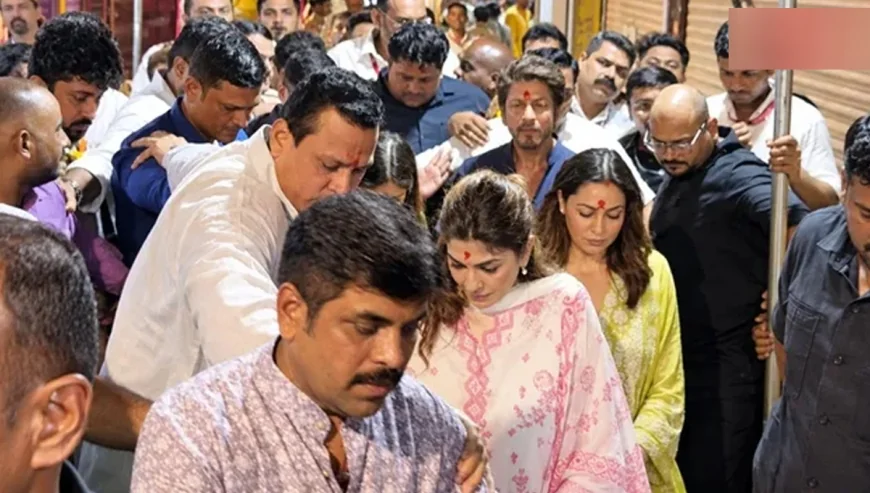 পরিবার নিয়ে লালবাগচা রাজার পূজামণ্ডপে শাহরুখ খান