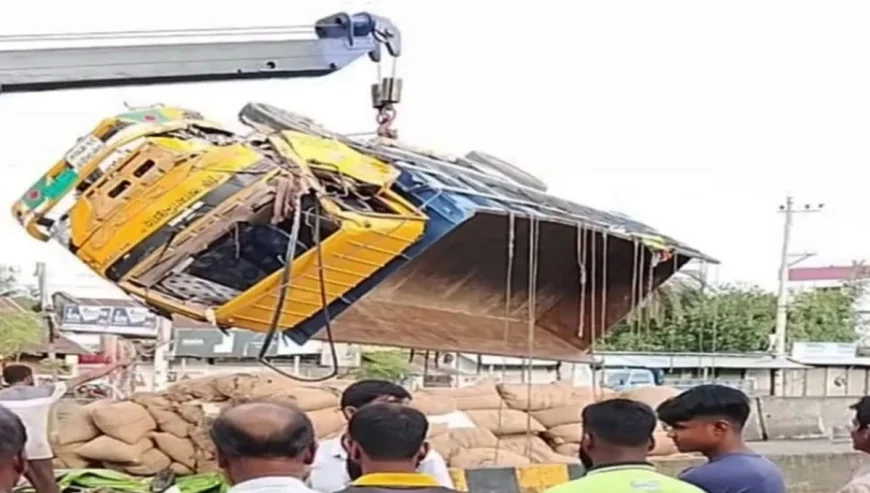 বগুড়ায় মাইক্রোবাস-ট্রাক সংঘর্ষে নিহত ২, আহত ৭