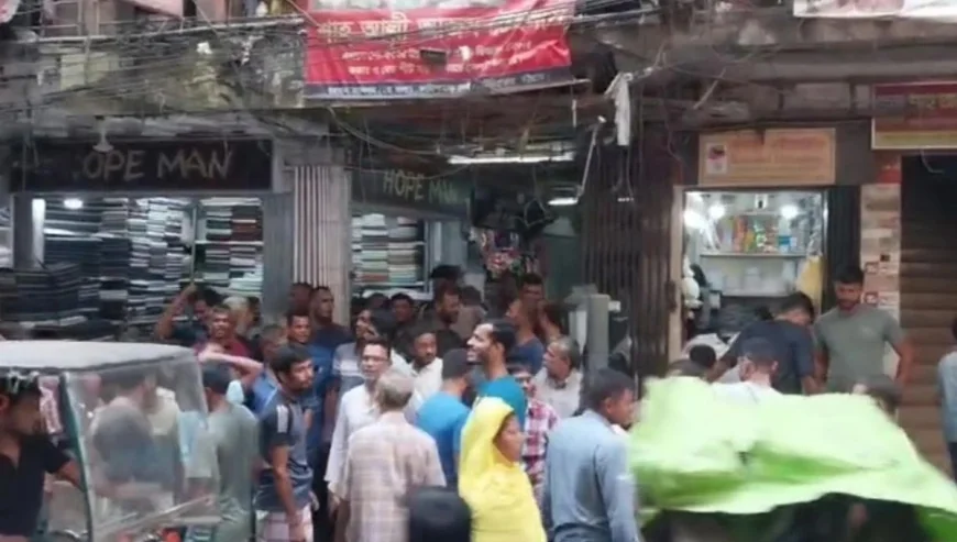 শ্রমিককে মারধরের প্রতিবাদে চট্টগ্রামের টেরিবাজারে কর্মবিরতি
