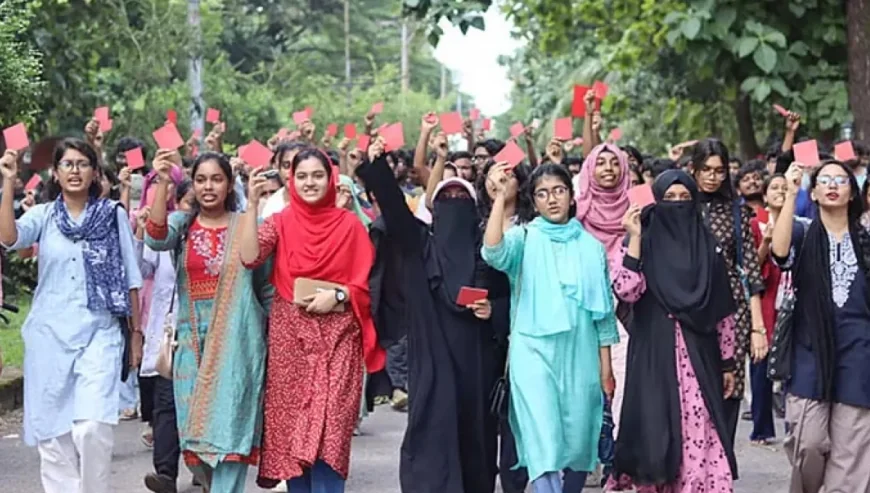 লাল কার্ড দেখিয়ে চুয়েটে শিক্ষার্থীদের বিক্ষোভ