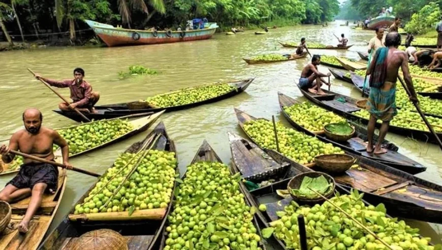 নৌকায় ভাসে বাজার, চার ঘণ্টায় কোটি টাকার বেচাকেনা