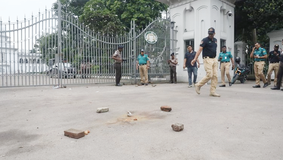 কাদেরসহ ৭ আসামির মৃত্যুদণ্ডের রায়ের পর সুপ্রিম কোর্টের সামনে ককটেল বিস্ফোরণ