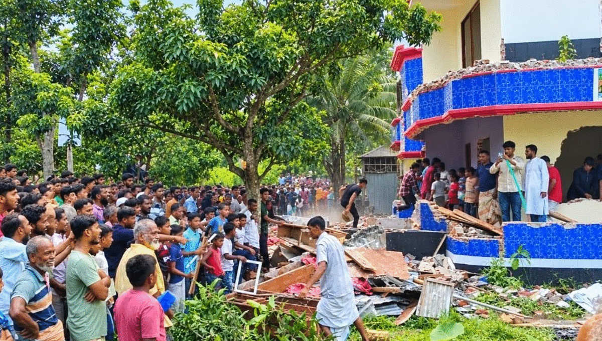 শিশু কলিকে ধর্ষণ ও হত্যা মামলার আসামির বাড়ি গুঁড়িয়ে দিল বিক্ষুব্ধ জনতা