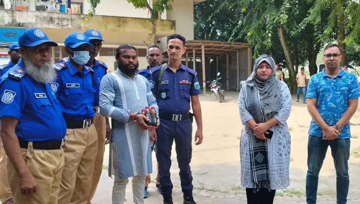 জিডি করতে থানায় গিয়ে ৪ বোতল মদসহ যুবক গ্রেপ্তার