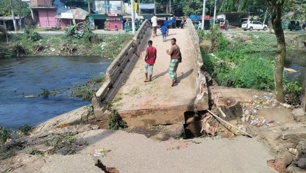 লক্ষ্মীপুরে সেতু ধসে চরম দুর্ভোগে ৫ হাজার মানুষ
