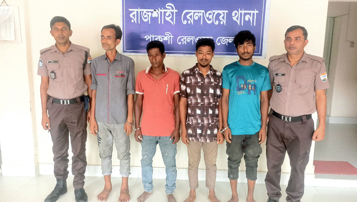 রাবি স্টেশনে ট্রেনের ছাদ থেকে পাথর নিক্ষেপের অভিযোগ, গ্রেপ্তার ৪