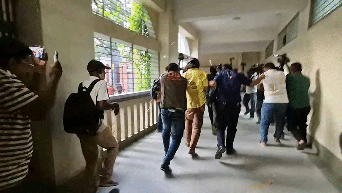 বগুড়ায় স্বেচ্ছাসেবক লীগের চার নেতা গ্রেপ্তার, ৩ দিনের রিমান্ড