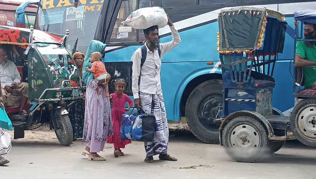 অটোরিকশা-বাস শ্রমিক দ্বন্দ্ব,নওগাঁয়  বাস চলাচল বন্ধ ভোগান্তিতে যাত্রীরা