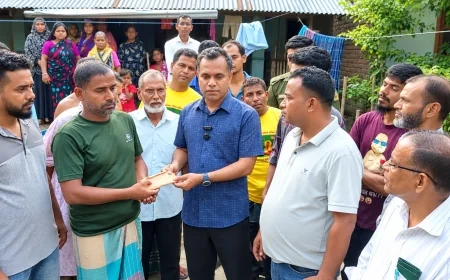 ট্রলারডুবিতে স্ত্রী-কন্যা হারানো শংকর বেপারীর পাশে প্রতিমন্ত্রী