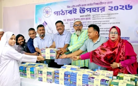 আরামবাগে প্রাক্তন শিক্ষার্থীদের উদ্যোগে শিক্ষার্থীদের পাঠ্যবই উপহার