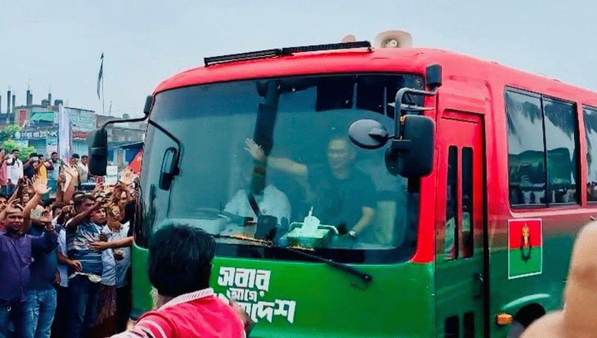 ফেনীর পথে সোনারগাঁ অতিক্রম করলেন প্রধানমন্ত্রী তারেক রহমান