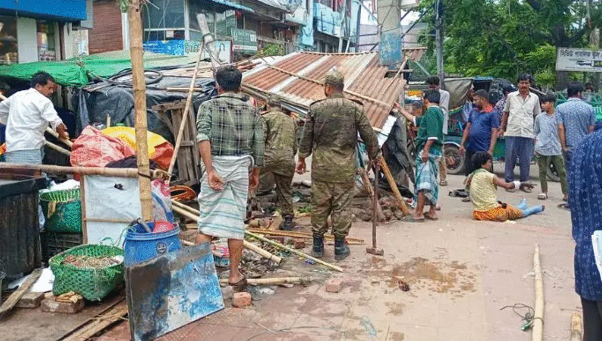 চট্টগ্রামে ফুটপাত দখলমুক্ত করতে চসিকের উচ্ছেদ অভিযান
