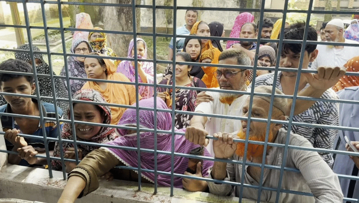 ঝিনাইদহে সড়ক দুর্ঘটনায় পরিদর্শক ও ভ্যানচালক নিহত