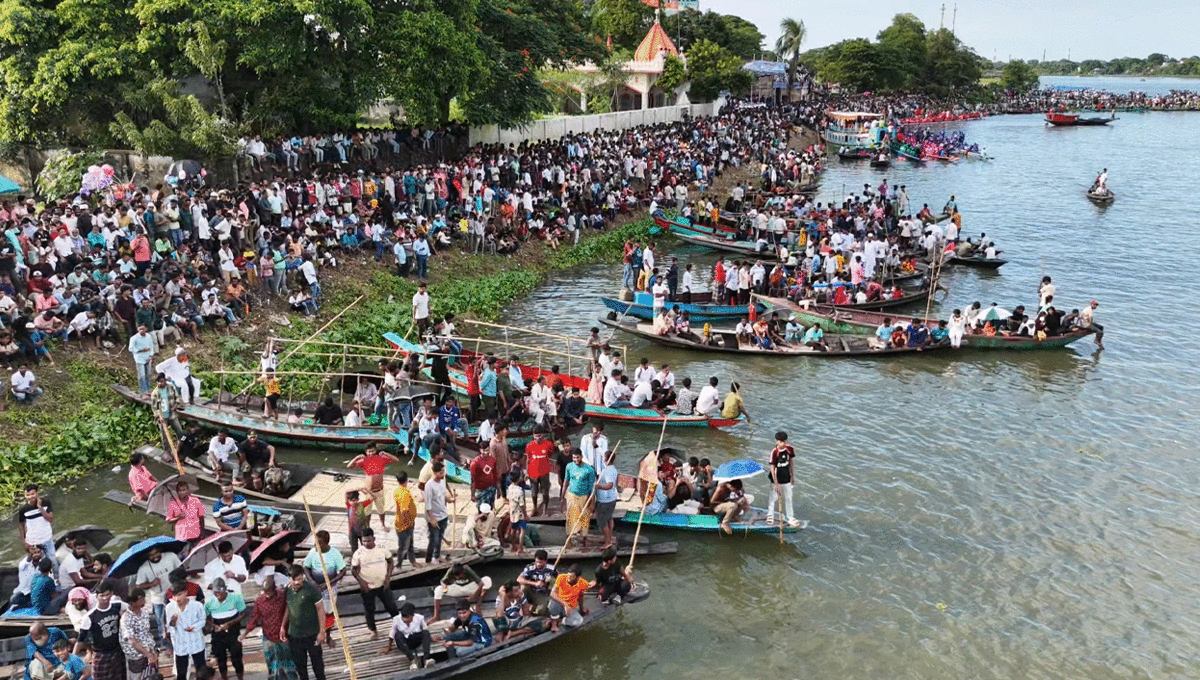 ব্রহ্মপুত্রের বুকে নৌকাবাইচ, উৎসবে হাজারো মানুষ