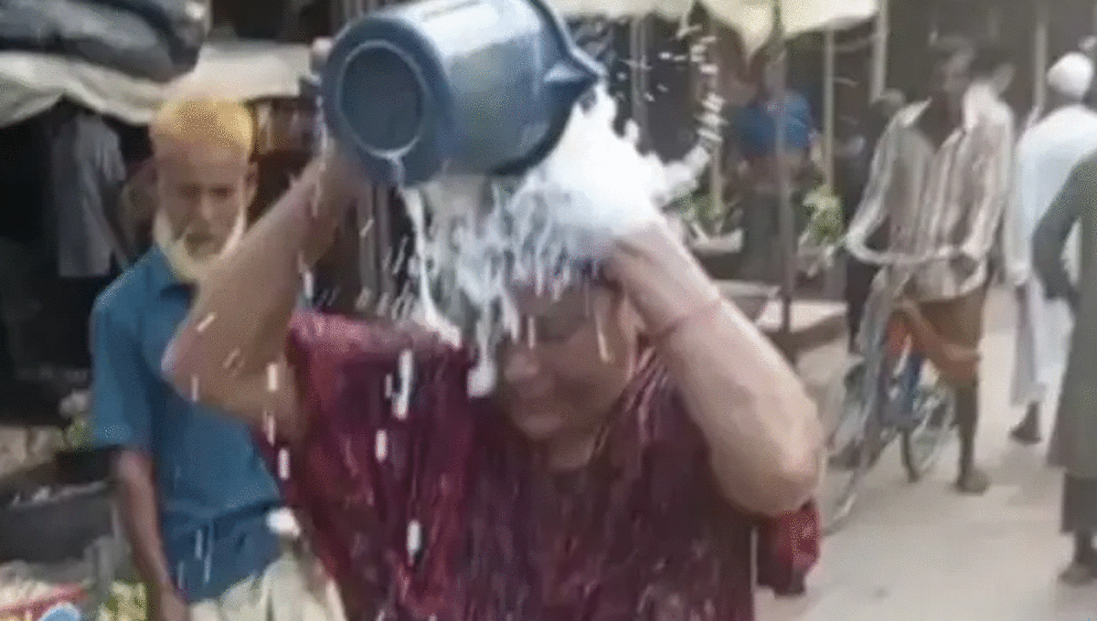 মেয়েকে স্বামীর ঘর থেকে ছাড়িয়ে : দুধ দিয়ে গোসল মায়ের